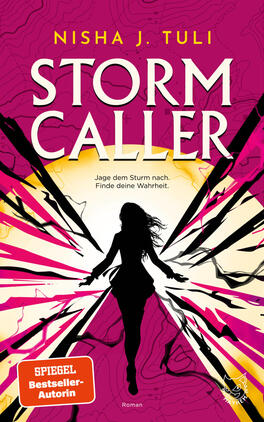 Storm Caller Das Buchcover zeigt vor einem magentafarbenen Hintergrund eine schwarze Silhouette einer laufenden jungen Frau vor einer leuchtend gelben Sonne; von ihr gehen dynamische, gebrochene Strahlen in Schwarz, Weiß und Pink aus. Oben steht in gelber Großschrift der Autorenname „Nisha J. Tuli“, darunter groß und weiß der Titel „STORM CALLER“. Mittig kleinerer Untertext „Jage dem Sturm nach. Finde deine Wahrheit.“ Unten links ein oranger Button mit dem Text „SPIEGEL Bestseller-Autorin“.