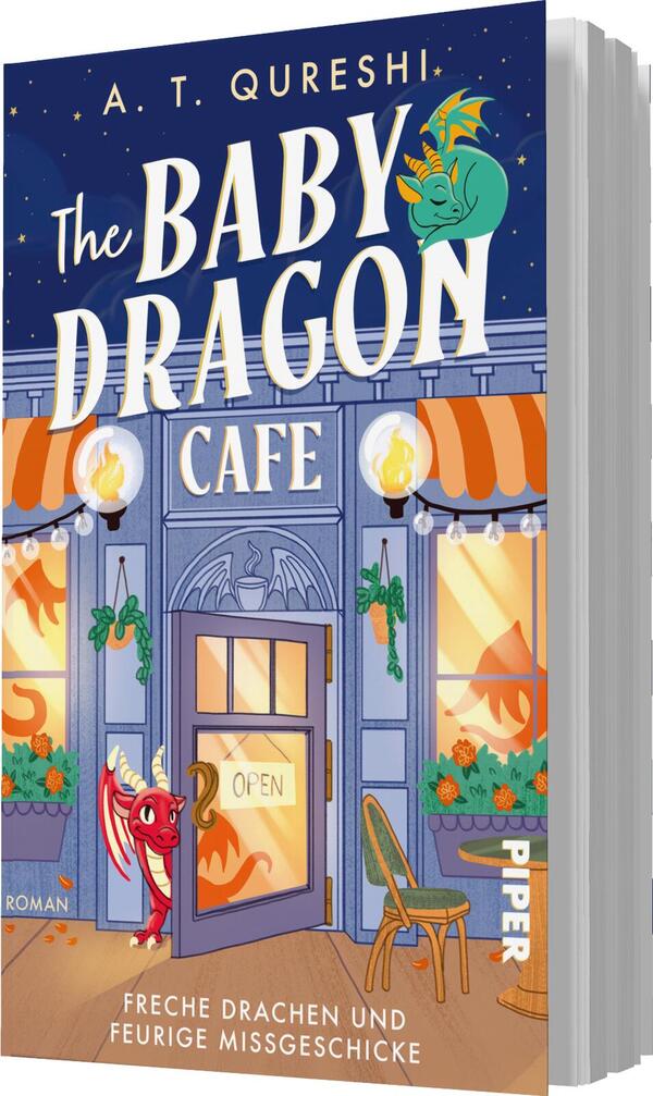 Das Buchcover zeigt ein einladendes Café mit dem Titel „The Baby Dragon Café“ in großen, verspielten Buchstaben. Die Fassade ist in sanften Blautönen gehalten und wird von orangefarbenen Lampen beleuchtet. Vor der Tür hängt ein „OPEN“-Schild. Zwei fantasievolle Drachen, ein roter und ein grüner, fügen eine lebendige Note hinzu. Im Hintergrund sind Pflanzen und auffällige Fensterrahmen zu sehen, die eine fröhliche, magische Atmosphäre erzeugen. Das Cover trägt den Schriftzug „Roman“ und das Verlagslogo „PIPER“ am unteren Rand.