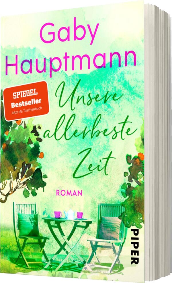 Das Buchcover zeigt eine sanfte, aquarellartige grüne Farbgestaltung, die eine frische, einladende Atmosphäre vermittelt. In der oberen Hälfte steht der Name der Autorin „Gaby Hauptmann“ in großer, pinker Schrift. Darunter befindet sich der Titel „Unsere allerbeste Zeit“ in einer eleganten, handschriftlichen Schriftart in grün. Ein rotes Etikett links oben weist auf den Status als „SPIEGEL Bestseller“ hin. Im unteren Bereich sind zwei stilisierte Gartenstühle abgebildet, die auf eine entspannte Stimmung hinweisen.