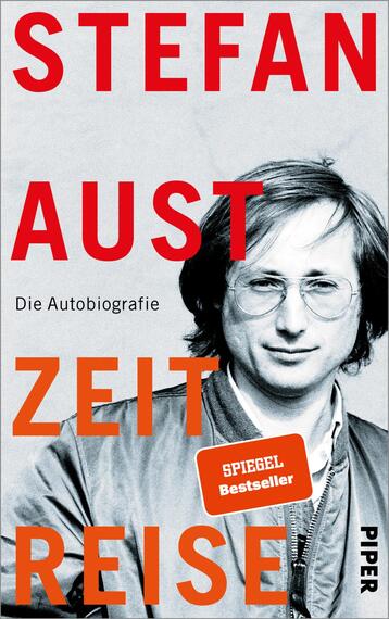 Das Buchcover zeigt ein Porträt von Stefan Aust, der in einem grauen Jackett zu sehen ist. Der Hintergrund ist in einem kräftigen Schwarz gehalten, was die hellen und markanten Schriftzüge in Rot und Weiß hervorhebt. Der Titel „STEFFAN AUST“ steht prominent oben, gefolgt von „Die Autobiografie“ in kleinerer Schrift. Darunter ist „ZEIT REISE“ in großen roten Buchstaben platziert. Ein gelbes Kästchen mit dem Text „SPIEGEL Bestseller“ ist in der unteren linken Ecke sichtbar.