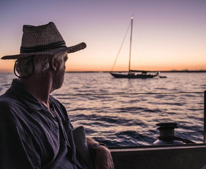 Marc Bielefelf auf dem Segelboot bei Sonnenuntergang