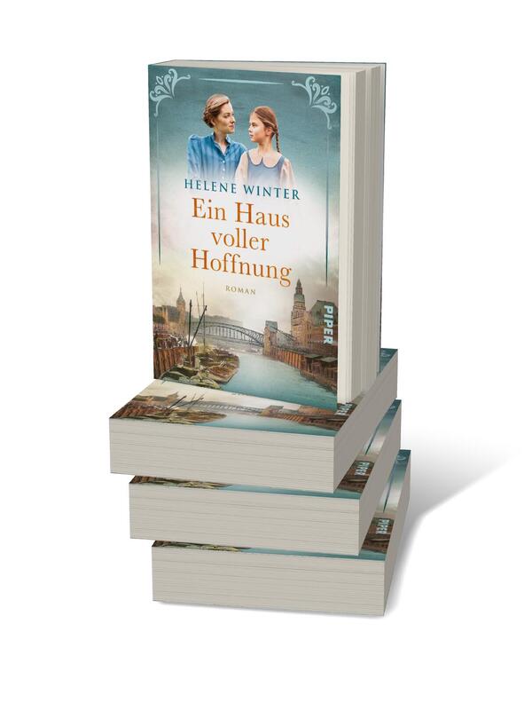 Bücherstapel des Buches „Ein Haus voller Hoffnung“