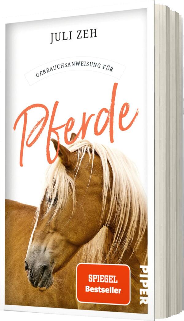 Das Buchcover zeigt ein helles, freundliches Design mit einer prominenten Abbildung eines Pferdes, das sanft zur Seite blickt. Der Titel „Pferde“ ist in einem lebhaften, orangefarbenen Schriftzug platziert, während darunter der Untertitel „Gebrauchsanweisung für“ in einer schlichten Schrift erscheint. Oben befindet sich der Name der Autorin, Juli Zeh, in grauer Schrift. Ein rotes Kästchen kennzeichnet den Zusatz „SPIEGEL Bestseller“ in weißer Schrift. Die Gesamtatmosphäre vermittelt Nähe zur Natur und eine einladende Stimmung.