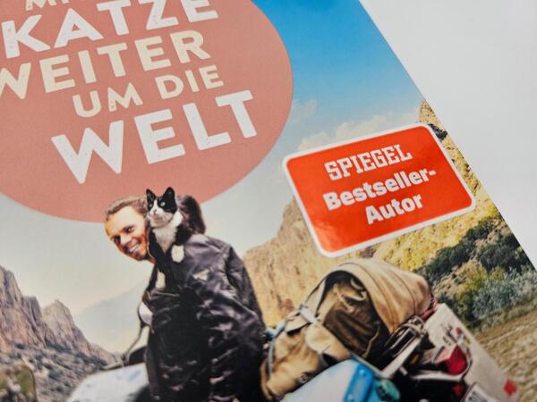 Außenansicht des Buches „Mit der Katze weiter um die Welt“