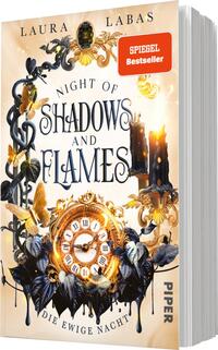 Das Buchcover zeigt einen romantischen, mystischen Stil mit einem dominierenden Farbton in gold und schwarz. Im Zentrum steht eine prächtig gestaltete Wanduhr, umgeben von floralen und dekorativen Elementen. Der Titel „NIGHT OF SHADOWS AND FLAMES“ ist in großen, geschwungenen Buchstaben in Schwarz gehalten. Darunter steht der Untertitel „DIE EWIGE NACHT“ in kleinerer Schrift. Zwei brennende Kerzen verleihen dem Cover eine geheimnisvolle Atmosphäre. Oben links ist der Name der Autorin „LAURA LABAS“ zu sehen, und rechts oben prangt ein rotes „SPIEGEL-Bestseller“-Label.