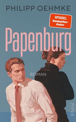 Das Buchcover zeigt zwei figürliche Illustrationen: ein junger Mann in hellem Hemd und roter Krawatte links, eine Frau in dunklem Rollkragenpullover rechts, beide Rücken zueinander. Hintergrund hellblau. Großes, schlankes, rosa Titelwort „Papenburg“ dominiert die Mitte; oben in Großbuchstaben erscheint „PHILIPP OEHMKE“. Zwischen den Figuren steht klein „Roman“. Oben rechts ein orangefarbener Button mit der Aufschrift „SPIEGEL Bestseller-Autor“. Die Stimmung wirkt zurückhaltend und melancholisch.
