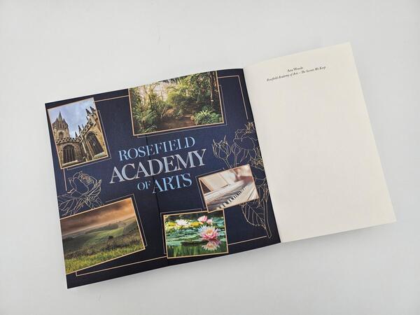 Innenansicht des Buches „Rosefield Academy of Arts – The Secrets We Keep“