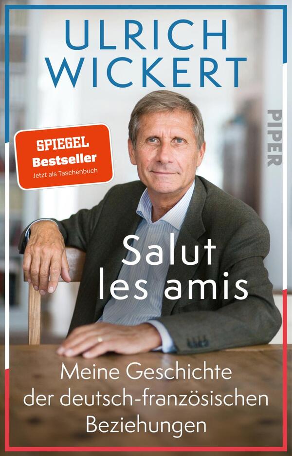 Das Buchcover zeigt den Autor Ulrich Wickert, der in einem freundlich gestalteten Raum sitzt. Er trägt einen dunklen Anzug und ein helles Hemd. Über dem Bild steht in blauer Schrift der Titel „Salut les amis“. Unter dem Titel befindet sich in kleinerer Schrift der Untertitel „Meine Geschichte der deutsch-französischen Beziehungen“. In der oberen linken Ecke ist ein rotes Kästchen mit dem Aufdruck „SPIEGEL Bestseller – Jetzt als Taschenbuch“. Das Cover vermittelt eine aufgeschlossene und persönliche Atmosphäre.