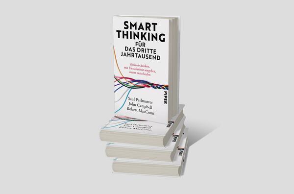 Bücherstapel des Buches „Smart Thinking für das dritte Jahrtausend“