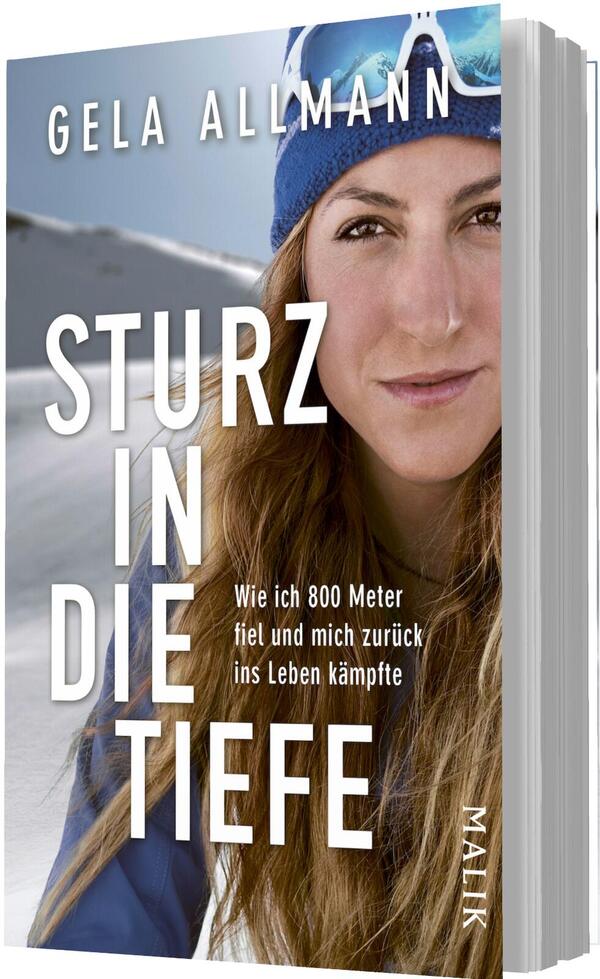 Das Buchcover zeigt ein Portrait der Autorin Gela Allmann in einem winterlichen Umfeld. Sie trägt eine blaue Mütze und lächelt direkt in die Kamera. Der Hintergrund besteht aus schneebedeckten Bergen. Der Titel „Sturz in die Tiefe“ ist in großen, weißen Buchstaben mittig platziert. Unter dem Titel steht der Untertitel „Wie ich 800 Meter fiel und mich zurück ins Leben kämpfte“ in kleinerer Schrift. Das Verlagslogo ist nicht abgebildet.