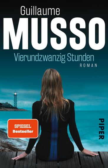 Das Buchcover zeigt eine Frau, die mit dem Rücken zur Betrachterin sitzt und auf das Meer blickt. Sie hat lange, wellige, blonde Haare und trägt ein schwarzes Oberteil. Der Hintergrund ist in sanften Blau- und Türkistönen gehalten, mit einem Leuchtturm in der Ferne. Oben ist der Name des Autors „Guillaume Musso“ in großen, weißen Buchstaben platziert. Darunter steht der Titel „Vierundzwanzig Stunden“ sowie das Wort „Roman“ in kleinerer Schrift. In der unteren Ecke befindet sich ein orangefarbener Aufkleber mit dem Text „SPIEGEL Bestseller“. Rechts unten steht das Verlagslogo „PIPER“.