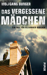 Das Buchcover zeigt eine dramatische Szenerie mit einem dunklen Himmel und bedrohlichen Wolken. Im Vordergrund ist ein schräges Dach mit einem Kamin sichtbar, auf dem zwei Störche stehen. Der Titel „Das vergessene Mädchen“ erscheint in großen, leicht verwitterten Buchstaben, während der Untertitel „Ein Fall für Alexander Gerlach“ in kleinerer Schrift darunter steht. Der Name des Autors, Wolfgang Burger, ist oben auf dem Cover platziert. Die Farben sind überwiegend gedämpft und tragen zur spannungsgeladenen Atmosphäre bei.