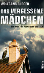 Das Buchcover zeigt eine dramatische Szenerie mit einem dunklen Himmel und bedrohlichen Wolken. Im Vordergrund ist ein schräges Dach mit einem Kamin sichtbar, auf dem zwei Störche stehen. Der Titel „Das vergessene Mädchen“ erscheint in großen, leicht verwitterten Buchstaben, während der Untertitel „Ein Fall für Alexander Gerlach“ in kleinerer Schrift darunter steht. Der Name des Autors, Wolfgang Burger, ist oben auf dem Cover platziert. Die Farben sind überwiegend gedämpft und tragen zur spannungsgeladenen Atmosphäre bei.