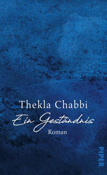 Das Buchcover zeigt einen samtigen, tiefblauen Hintergrund mit einer subtilen, strukturierten Textur. Im oberen Drittel ist der Name der Autorin „Thekla Chabbi“ in eleganter, weißer Schrift platziert. Darunter steht der Titel „Ein Geständnis“ ebenfalls in einer geschwungenen, weißen Schrift, gefolgt von der angedeuteten Genrebezeichnung „Roman“ in klarer, sachlicher Schrift. Die Anordnung der Schrift und die harmonischen Farben vermitteln eine ruhige, aber geheimnisvolle Atmosphäre.