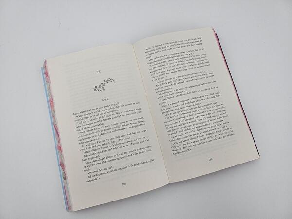 Innenansicht des Buches „Forbidden Lies“
