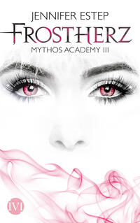 Das Buchcover zeigt ein close-up Porträt einer Frau mit auffälligen, großen Augen in einem sanften Rosa-Ton, das geheimnisvoll und eindringlich wirkt. Die Augen haben eine pinkfarbene Iris und sind von dichten Wimpern umrahmt. Über dem Gesicht schwebt eine weiße, flauschige Textur. Unten verläuft ein sanfter, pinker Rauch, der dem Cover eine mystische Atmosphäre verleiht. Der Titel „Frostherz“ steht in eleganter, großer Schrift in Schwarz, und darunter ist „Mythos Academy III“ in kleinerer, grauer Schrift platziert.