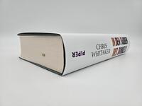 Innenansicht des Buches „In den Farben des Dunkels“