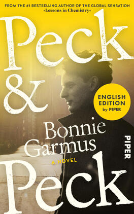 Das Buchcover zeigt einen kräftig orange-gelben Hintergrund mit großer weißer Serifenschrift: Autorname Bonnie Garmus oben und Titel Peck & Peck darunter. Unten rechts eine umgeklappte Ecke in dunklerem Orange, darunter die schwarze Einblendung „Cover to be unveiled“. Ein runder roter Button mit der Aufschrift „ENGLISH EDITION“ sitzt links unten. Atmosphäre: reduziert, plakativ und modern.