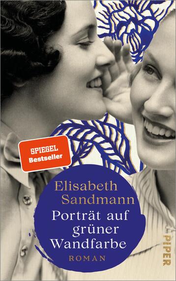 Das Buchcover zeigt zwei lächelnde Frauen mit Vintage-Frisuren, die aneinandergelehnt sind. Der Hintergrund ist in sanften Grüntönen gehalten, während grafische, blaue Pflanzenmuster das Cover schmücken. Der Titel „Porträt auf grüner Wandfarbe“ steht in einer eleganten, weißen Schrift auf einem runden, dunkelblauen Hintergrund, darunter der Name der Autorin „Elisabeth Sandmann“. In der oberen linken Ecke befindet sich ein rotes, rechteckiges Label mit der Aufschrift „SPIEGEL Bestseller“.