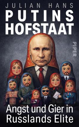 Das Buchcover zeigt eine großformatige Matroschka-Figur mit dem Gesicht der im Titel genannten Person, in rotem Kopftuch und dunklem Anzug, umgeben von kleineren Matroschka-Elitenfiguren (Politiker, Militär, Geschäftsmann mit Briefumschlag, Mann mit Sonnenbrille). Dunkelblauer bis grauer Hintergrund, warme Rot‑ und Orangetöne in den Tüchern, große weiße Versaltypografie für Titel „PUTINS HOFSTAAT“, Autor „Julian Hans“ oben, weißer Untertitel unten. Atmosphäre: bedrohlich und satirisch.