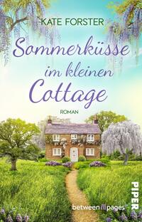 Das Buchcover zeigt ein idyllisches Cottage umgeben von üppigem Grün und blühenden Pflanzen. Das Haus ist in sanften Erdtönen gehalten, während eine blühende Landschaft in leuchtenden Grüntönen und lilafarbenen Akzenten die Szene umrahmt. Über dem Cottage steht der Titel „Sommerküssen im kleinen Cottage“ in eleganter, geschwungener Schrift. Der Autorennamen „Kate Forster“ ist ebenfalls prominent platziert. Die gesamte Atmosphäre vermittelt eine friedliche, romantische Stimmung, die zur Leselust einlädt.