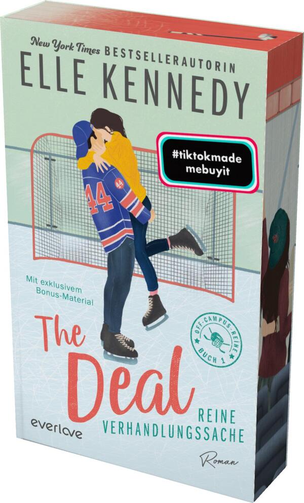 Das Buchcover zeigt ein Paar, das sich innig umarmt. Die Frau trägt ein gelbes Oberteil und hat lange, dunkelbraune Haare, während der Mann ein blaues Eishockey-Trikot mit der Nummer 44 trägt. Im Hintergrund ist ein vernetzter Eishockeytor sichtbar. Der Titel „The Deal“ ist in großen, roten Buchstaben hervorgehoben, während der Untertitel „Reine Verhandlungssache“ in kleinerer Schrift darunter steht. Oben links befindet sich der Hinweis „New York Times Bestsellerautorin Elle Kennedy“ und ein Aufkleber mit dem Text „#tiktokmade mebuyit“.