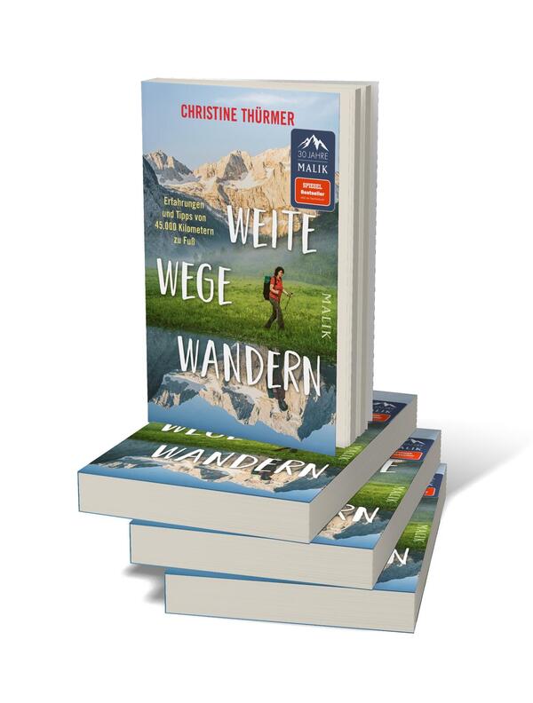 Bücherstapel des Buches „Weite Wege Wandern“