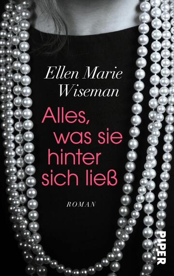 Das Buchcover zeigt eine stilisierte, monochrome Darstellung mit einem dramatischen Schwarz-Hintergrund. Den zentralen Blickfang bildet ein heller Kragen, der von einer Kette mit weißen Perlen umrahmt wird. Der Titel „Alles, was sie hinter sich ließ“ ist in einer eleganten, rosa Schriftart platziert, während der Name der Autorin, Ellen Marie Wiseman, darüber in einer schlichten weißen Schrift erscheint. Die Gesamtatmosphäre vermittelt ein Gefühl von Geheimnis und Nostalgie. Unten rechts ist das Wort „Roman“ in kleinerer Schrift angegeben.