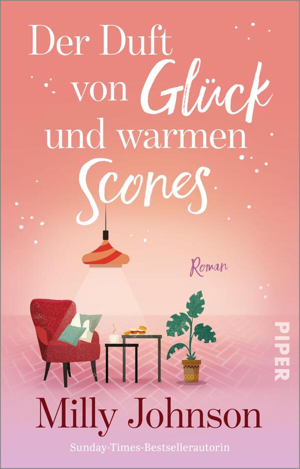 Das Buchcover zeigt einen warmrosa bis lachsfarbenen Farbverlauf als Hintergrund; oben der weiße Titel „Der Duft von Glück und warmen Scones“ in einer Kombination aus klassischer Serifenschrift und handschriftlicher Script für „Glück“ und „Scones“. In der Bildmitte eine stilisierte Wohnzimmerillustration mit rotem Sessel, Kissen, Hängelampe, kleinem Tisch mit Scones und Tasse sowie einer Topfpflanze. Unten der Autorname Milly Johnson in dunkelroter Serifenschrift, daneben klein „Roman“ und die Autorenzeile „Sunday‑Times‑Bestsellerautorin“. Atmosphäre: gemütlich, einladend.