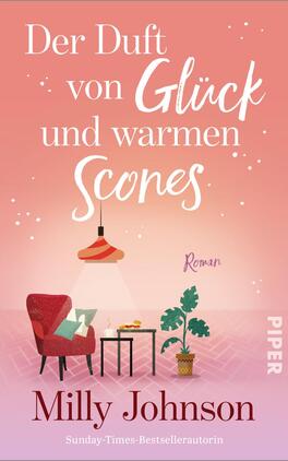 Das Buchcover zeigt einen warmrosa bis lachsfarbenen Farbverlauf als Hintergrund; oben der weiße Titel „Der Duft von Glück und warmen Scones“ in einer Kombination aus klassischer Serifenschrift und handschriftlicher Script für „Glück“ und „Scones“. In der Bildmitte eine stilisierte Wohnzimmerillustration mit rotem Sessel, Kissen, Hängelampe, kleinem Tisch mit Scones und Tasse sowie einer Topfpflanze. Unten der Autorname Milly Johnson in dunkelroter Serifenschrift, daneben klein „Roman“ und die Autorenzeile „Sunday‑Times‑Bestsellerautorin“. Atmosphäre: gemütlich, einladend.