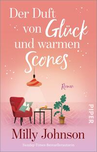 Das Buchcover zeigt einen warmrosa bis lachsfarbenen Farbverlauf als Hintergrund; oben der weiße Titel „Der Duft von Glück und warmen Scones“ in einer Kombination aus klassischer Serifenschrift und handschriftlicher Script für „Glück“ und „Scones“. In der Bildmitte eine stilisierte Wohnzimmerillustration mit rotem Sessel, Kissen, Hängelampe, kleinem Tisch mit Scones und Tasse sowie einer Topfpflanze. Unten der Autorname Milly Johnson in dunkelroter Serifenschrift, daneben klein „Roman“ und die Autorenzeile „Sunday‑Times‑Bestsellerautorin“. Atmosphäre: gemütlich, einladend.