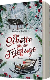 Das Buchcover zeigt eine winterliche Szene mit einem schneebedeckten Häuschen im Hintergrund, umgeben von Tannen und roten Beeren. Im Vordergrund liegt ein Holzschlitten. Die Farben sind überwiegend hellblau und Weiß, mit roten Akzenten. Der Titel „Ein Schotte für die Feiertage“ ist in geschwungener, roter Schrift gehalten, während der Autorennamen „Stefanie Lahme“ in schlichter, schwarzer Schrift erscheint. Das Cover vermittelt eine gemütliche, festliche Atmosphäre.