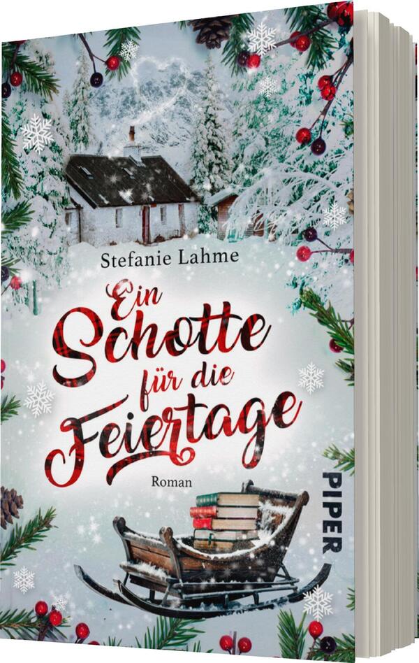 Das Buchcover zeigt eine winterliche Szene mit einem schneebedeckten Häuschen im Hintergrund, umgeben von Tannen und roten Beeren. Im Vordergrund liegt ein Holzschlitten. Die Farben sind überwiegend hellblau und Weiß, mit roten Akzenten. Der Titel „Ein Schotte für die Feiertage“ ist in geschwungener, roter Schrift gehalten, während der Autorennamen „Stefanie Lahme“ in schlichter, schwarzer Schrift erscheint. Das Cover vermittelt eine gemütliche, festliche Atmosphäre.