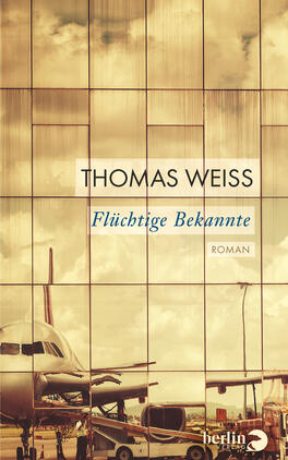 Das Buchcover zeigt eine moderne Airport-Szene mit einem großen Flugzeug im Vordergrund. Der Hintergrund besteht aus reflektierenden Fenstern, die eine melancholische Atmosphäre schaffen. Der Titel „Flüchtige Bekannte“ ist in blauer Schrift zentral platziert, während der Autorennamen „THOMAS WEISS“ darüber in größerer, heller Schrift erscheint. Der Zusatz „Roman“ ist in kleinerer Schrift unter dem Titel zu finden. Die Farbgebung ist hauptsächlich in warmen Erdtönen gehalten, was die Dimension der Flughafenlandschaft unterstreicht.