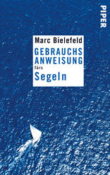 Das Buchcover zeigt einen tiefblauen Ozean im Hintergrund. In der oberen Hälfte befindet sich der Text „Marc Bielefeld“ in einer klaren, weißen Schrift, darunter steht „GEBRAUCHSANWEISUNG“ in großen Buchstaben und „fürs Segeln“ in einer kleineren Schriftgröße. Am unteren Rand des Covers ist eine weiße Segeljacht dargestellt, die über das Wasser gleitet. Das Cover vermittelt eine ruhige und einladende Atmosphäre, die zum Thema Segeln passt.