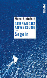 Das Buchcover zeigt einen tiefblauen Ozean im Hintergrund. In der oberen Hälfte befindet sich der Text „Marc Bielefeld“ in einer klaren, weißen Schrift, darunter steht „GEBRAUCHSANWEISUNG“ in großen Buchstaben und „fürs Segeln“ in einer kleineren Schriftgröße. Am unteren Rand des Covers ist eine weiße Segeljacht dargestellt, die über das Wasser gleitet. Das Cover vermittelt eine ruhige und einladende Atmosphäre, die zum Thema Segeln passt.