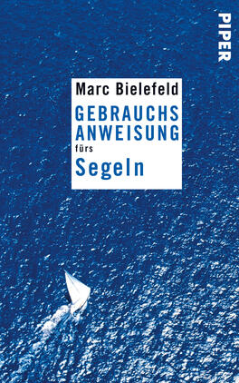 Das Buchcover zeigt einen tiefblauen Ozean im Hintergrund. In der oberen Hälfte befindet sich der Text „Marc Bielefeld“ in einer klaren, weißen Schrift, darunter steht „GEBRAUCHSANWEISUNG“ in großen Buchstaben und „fürs Segeln“ in einer kleineren Schriftgröße. Am unteren Rand des Covers ist eine weiße Segeljacht dargestellt, die über das Wasser gleitet. Das Cover vermittelt eine ruhige und einladende Atmosphäre, die zum Thema Segeln passt.