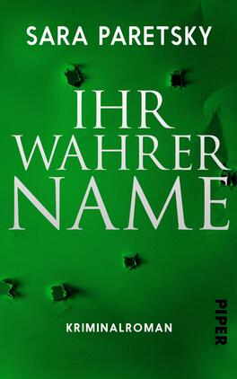 Das Buchcover zeigt einen intensiven, grünen Hintergrund mit einer strukturierten Oberfläche, die leicht zerknittert wirkt. In der Mitte steht in großen, weißen Buchstaben der Titel „IHR WAHRER NAME“. Darunter ist der Schriftzug „KRIMINALROMAN“ in einer kleineren Schriftgröße platziert. Der Name der Autorin, Sara Paretsky, ist ebenfalls in weißer Schrift oben auf dem Cover zu lesen. Die Gestaltung vermittelt eine spannungsgeladene und mysteriöse Atmosphäre.