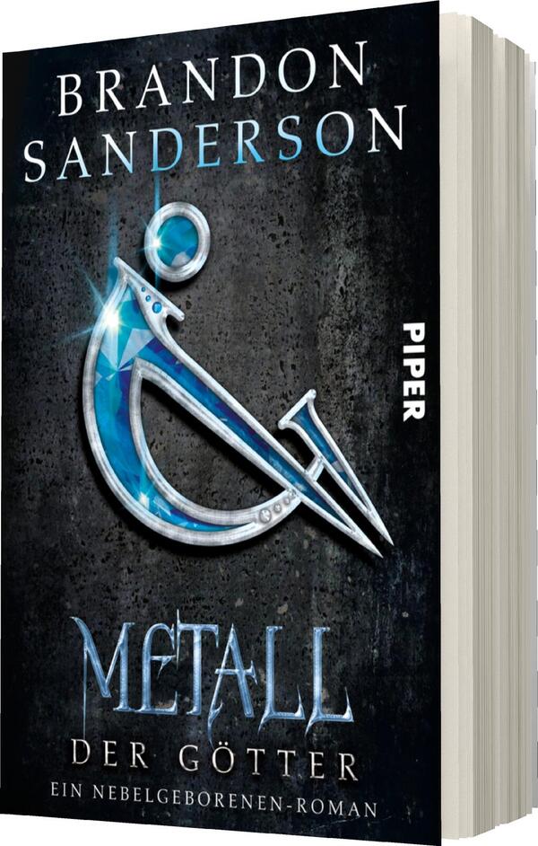 Das Buchcover zeigt einen dunklen Hintergrund mit einem großen, metallischen Symbol in der Mitte, das in blauen und silbernen Farben glänzt. Das Wort „METALL“ ist in einer markanten, schimmernden Schriftart platziert, darunter steht „DER GÖTTER“ in kleineren Buchstaben. Der Autorname „BRANDON SANDERSON“ befindet sich oben auf dem Cover, ebenfalls in einer auffälligen typografischen Gestaltung. Das Cover strahlt eine mystische und spannende Atmosphäre aus, passend zu einem Fantasy-Roman.