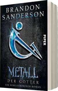 Das Buchcover zeigt einen dunklen Hintergrund mit einem großen, metallischen Symbol in der Mitte, das in blauen und silbernen Farben glänzt. Das Wort „METALL“ ist in einer markanten, schimmernden Schriftart platziert, darunter steht „DER GÖTTER“ in kleineren Buchstaben. Der Autorname „BRANDON SANDERSON“ befindet sich oben auf dem Cover, ebenfalls in einer auffälligen typografischen Gestaltung. Das Cover strahlt eine mystische und spannende Atmosphäre aus, passend zu einem Fantasy-Roman.