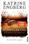 Das Buchcover zeigt eine düstere Landschaft mit zwei kleinen Booten auf ruhigem Wasser, umgeben von schilfartigen Pflanzen und fliegenden Vögeln im Himmel. Die oberen Farbtöne sind in einem sanften Orange und Gelb gehalten, das an einen Sonnenuntergang erinnert, während die untere Hälfte in dunklen Schwarz- und Brauntönen gestaltet ist. Der Titel „SCHWELBRAND“ ist auffällig in großen, weißen Buchstaben gehalten, gefolgt von einem Untertitel „Die Narben der Wahrheit“ in kleinerer Schrift. Darüber steht der Name der Autorin, Katrine Engberg, in schwarzer Blockschrift. Ein rotes Label weist auf die Auszeichnung als „SPIEGEL Bestseller-Autorin“ hin. 