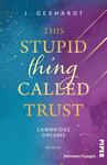 Das Buchcover zeigt einen farbenfrohen Verlauf von Violett zu Blau, durchzogen von goldenen Linien. Im oberen Bereich steht der Titel „THIS STUPID THING CALLED TRUST“ in eleganter, goldener Schrift. Der Untertitel „CAMBRIDGE DREAMS“ und die Kennzeichnung „Roman“ sind ebenfalls in goldener Schrift platziert. Die Typografie strahlt eine moderne und ansprechende Atmosphäre aus. Am rechten unteren Rand befindet sich das Logo „between//pages“ in schlichtem Weiß auf einem farbigen Hintergrund.