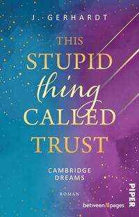 Das Buchcover zeigt einen farbenfrohen Verlauf von Violett zu Blau, durchzogen von goldenen Linien. Im oberen Bereich steht der Titel „THIS STUPID THING CALLED TRUST“ in eleganter, goldener Schrift. Der Untertitel „CAMBRIDGE DREAMS“ und die Kennzeichnung „Roman“ sind ebenfalls in goldener Schrift platziert. Die Typografie strahlt eine moderne und ansprechende Atmosphäre aus. Am rechten unteren Rand befindet sich das Logo „between//pages“ in schlichtem Weiß auf einem farbigen Hintergrund.