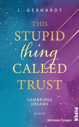 Das Buchcover zeigt einen farbenfrohen Verlauf von Violett zu Blau, durchzogen von goldenen Linien. Im oberen Bereich steht der Titel „THIS STUPID THING CALLED TRUST“ in eleganter, goldener Schrift. Der Untertitel „CAMBRIDGE DREAMS“ und die Kennzeichnung „Roman“ sind ebenfalls in goldener Schrift platziert. Die Typografie strahlt eine moderne und ansprechende Atmosphäre aus. Am rechten unteren Rand befindet sich das Logo „between//pages“ in schlichtem Weiß auf einem farbigen Hintergrund.