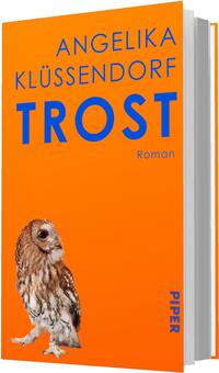 Das Buchcover zeigt einen kräftig orangefarbenen Hintergrund mit dem Namen der Autorin Angelika Klüssendorf oben in blauen Großbuchstaben und dem großen blauen Titel TROST darunter; das Wort Roman erscheint klein in Blau rechts daneben. Unten links sitzt ein realistisch gezeichneter, braun-weiß gemusterter Waldkauz. Insgesamt wirkt das Design minimalistisch, kontrastreich und sachlich, mit klarer, moderner Typografie.
