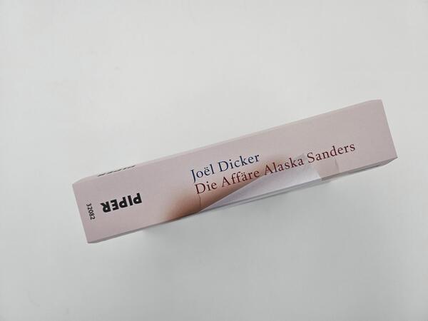 Außenansicht des Buches „Die Affäre Alaska Sanders“