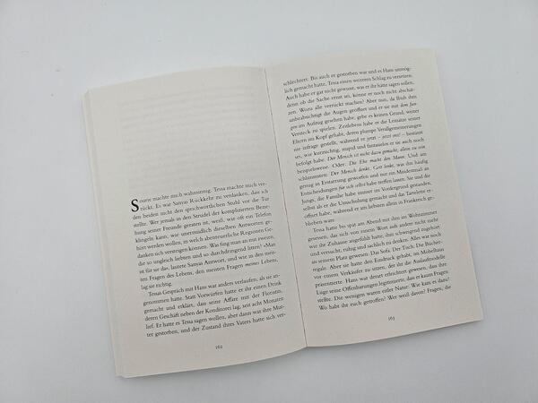 Außenansicht des Buches „Die Gleichzeitigkeit der Dinge“