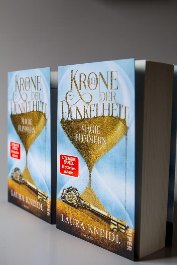 Außenansicht des Buches „Die Krone der Dunkelheit“