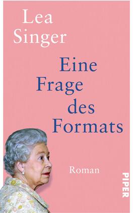 Das Buchcover zeigt einen rosafarbenen Hintergrund mit dem Titel „Eine Frage des Formats“ in blauer Schrift, der zentral platziert ist. Unter dem Titel befindet sich das Wort „Roman“ in kleinerer, blauer Schrift. Links ist ein Ausschnitt eines Porträts einer älteren Dame mit grauen Haaren, die in hellen Farben gekleidet ist, zu sehen. Der Name der Autorin, Lea Singer, steht in weisser Schrift oben links.