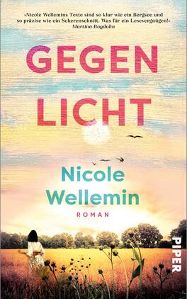 Das Buchcover zeigt eine weite Landschaft mit einem goldenen Feld und einem blauen Himmel. Im Vordergrund steht eine Frau mit Rückenansicht, die in die Ferne blickt. Der Titel „GEGEN LICHT“ ist in großen, hellen Buchstaben am oberen Rand platziert, während der Autorenname „Nicole Wellemin“ mittig in einer auffälligen, blauen Schrift steht. Unter dem Namen befindet sich der Text „Roman“ in kleinerer Schrift. Die warme Farbkomposition vermittelt eine einladende und nachdenkliche Atmosphäre.